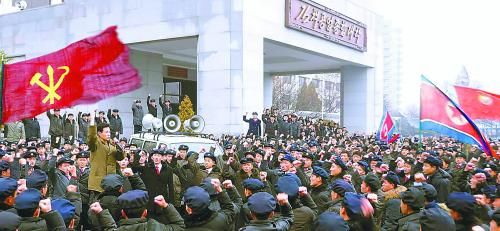 朝鮮11日繼續(xù)展開大規(guī)模批判張成澤運動。圖為朝鮮金策工業(yè)大學的青年學生宣誓擁護領(lǐng)袖金正恩。