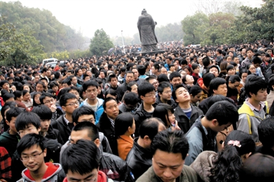 去年3月16日，武漢華中科技大學(xué)，“北約”、“華約”、“卓越”聯(lián)盟自主招生選拔考試湖北考點(diǎn)，考生等待進(jìn)場。 圖/CFP