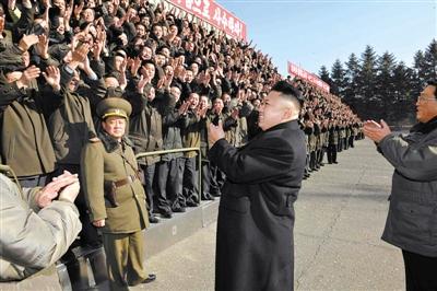 朝中社1月15日發(fā)布的圖片顯示，朝鮮最高領(lǐng)導(dǎo)人金正恩視察位于平安南道的國家科學(xué)院，與科研人員會面。