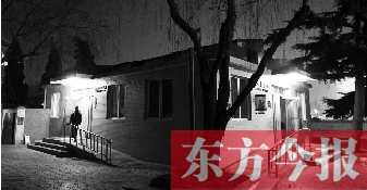 1月13日晚9點20分，鄭州市嵩山路與伊河路交叉口西北角的生態(tài)廁所依然開著燈