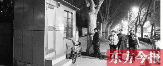 1月13日晚9點30分，鄭州市綠城廣場內(nèi)的公廁依然開放