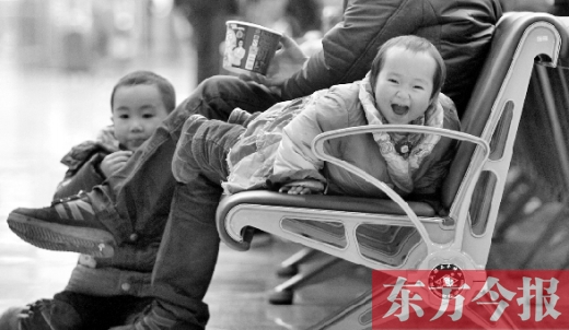 鄭州東站候車長椅上，哈哈，馬上回家過年有禮物收了