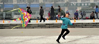 昨日，省會(huì)天氣晴好，春意盎然。上午，在綠城廣場(chǎng)，一個(gè)小女孩在快樂(lè)地放風(fēng)箏。