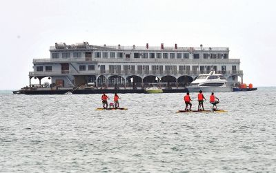 位于三亞市大東海附近海域的海上會(huì)所3月22日攝。新華社發(fā)
