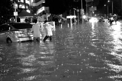 3月30日晚，深圳市區(qū)不少地段因暴雨積水，導(dǎo)致一些車(chē)輛在水中熄火。