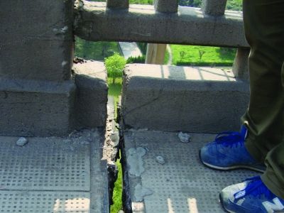 圖為大橋17號(hào)墩處橋面裂縫。梅建明 攝