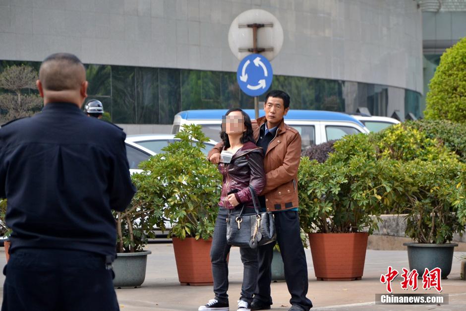 圖為劫持者與警方談判中。