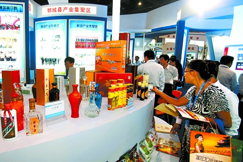 9月24日，2012中國（鄭州）產(chǎn)業(yè)轉(zhuǎn)移系列對接活動產(chǎn)業(yè)轉(zhuǎn)移暨新型工業(yè)化成果展在鄭州國際會展中心舉行