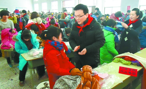 1月20日，省直團(tuán)工委組織19個(gè)省直廳局的38名青年干部，來(lái)到三門峽市澠池縣果園鄉(xiāng)，開展“大手拉小手