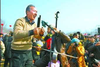 2月22日，寶豐馬街書會(huì)上，說書藝人正在表演。記者 史長來 攝