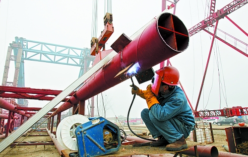 2月25日，在跨越南水北調(diào)總干渠的鄭州新鄭南段十里鋪公路橋施工現(xiàn)場，建設者在緊張地施工。