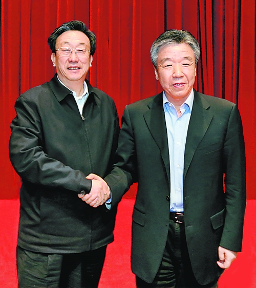 3月20日下午，在全省領(lǐng)導(dǎo)干部會議上盧展工（右）與郭庚茂（左）在鄭州親切握手。⑤2 本報(bào)記者 郭 宇