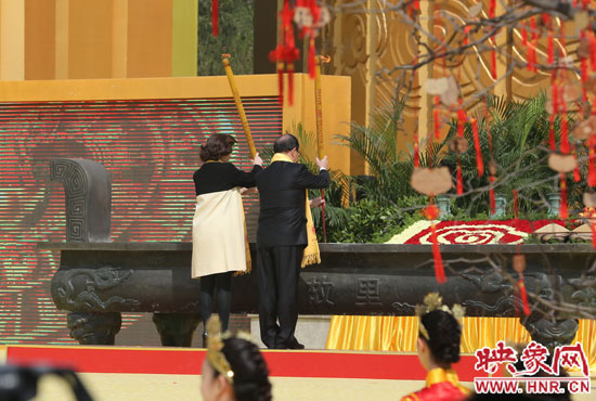 中國國民黨副主席蔣孝嚴(yán)及其夫人凈手上香 。映象網(wǎng)記者 邵恰 攝