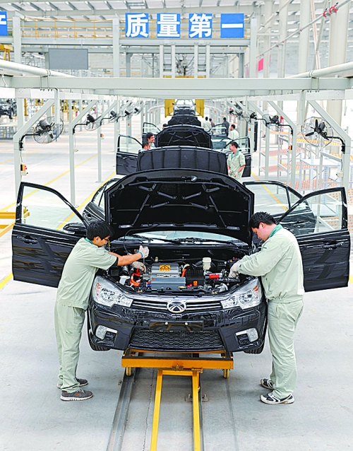 　　4月16日，新鄉(xiāng)市新能電動(dòng)汽車(chē)有限公司的工作人員在電動(dòng)汽車(chē)生產(chǎn)流水線(xiàn)上作業(yè)。目前，新鄉(xiāng)現(xiàn)有規(guī)模以