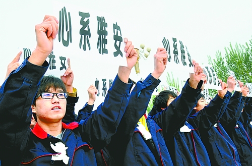 4月22日，新鄉(xiāng)大學生為蘆山地震災區(qū)同胞祈福。閃雷 攝