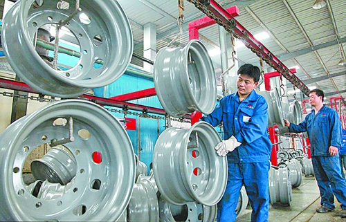 4月25日，許昌恒豐實業(yè)有限公司的員工正在生產(chǎn)重卡車輪。喬利峰 攝