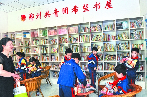 5月3日，來自貧困家庭的孩子在“雷鋒超市”拿到了心愛的圖書。