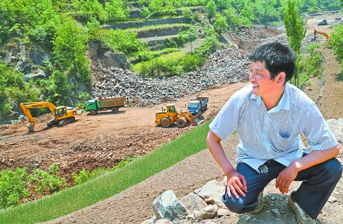 　　5月5日，魯山縣趙村鄉(xiāng)關(guān)岈村青年時軍偉看著正在建設(shè)的兩座小型水庫開心地笑了。他1994年開始外出