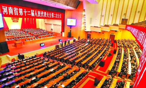 　4月1日下午，河南省第十二屆人民代表大會(huì)第二次會(huì)議在省人民會(huì)堂開幕。 記者 郭 宇 董 亮 攝