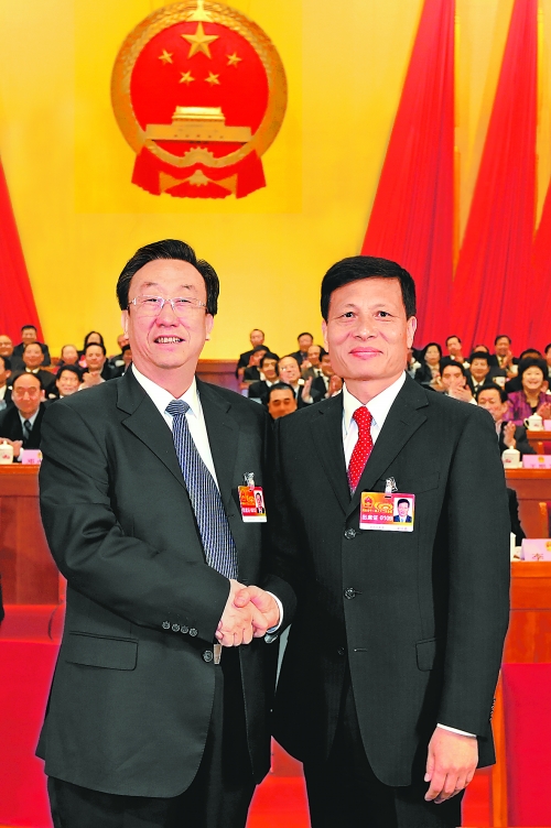 4月2日上午，新當(dāng)選的省人大常委會(huì)主任郭庚茂與新當(dāng)選的省人民政府省長(zhǎng)謝伏瞻親切握手。郭宇 董亮 攝