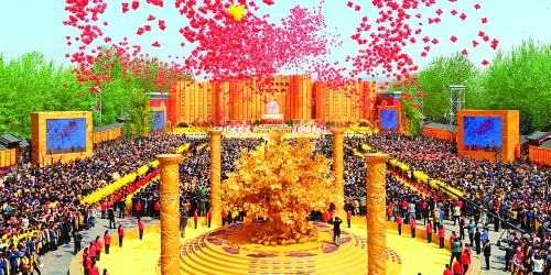 癸巳年黃帝故里拜祖大典于4月12日上午在新鄭舉行，來(lái)自海內(nèi)外的炎黃子孫，共同祭拜中華民族的人文始祖軒