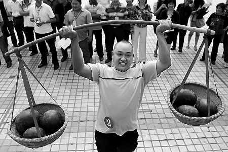節(jié)會(huì)現(xiàn)場(chǎng)，一位瓜農(nóng)正在表演西瓜舉重。