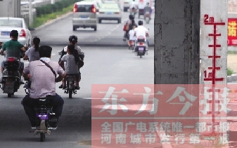 昨日，鄭州市航海路與京廣鐵路立交橋下，用紅線標(biāo)注的“水位警戒線”