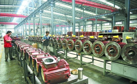 8月9日，南陽(yáng)微特防爆電機(jī)有限公司員工生產(chǎn)出口訂單產(chǎn)品。