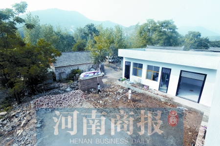 新校舍旁邊，是徐云玲和學(xué)生們用了多年的石頭校舍 河南商報(bào)記者 鄧萬里/攝