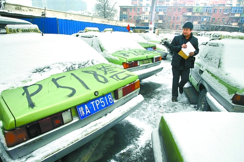 　12月21日，工作人員正在登記套牌出租車、假出租車