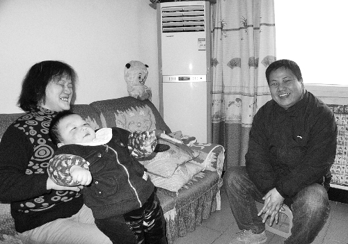 恩人找到了、飯碗保住了，張新明（右）與原竹青都開(kāi)心地笑了。