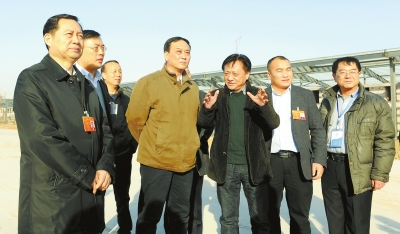 　　鄭州手拉手集團董事長賈長明（右三）向省農(nóng)業(yè)廳廳長朱孟洲（右四），省政府副秘書長、省政府駐京辦主任