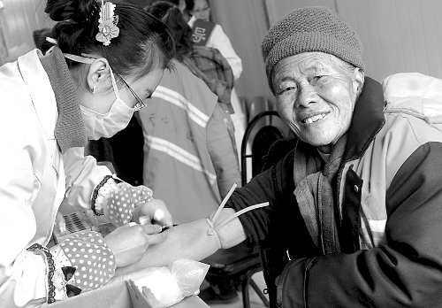 1月14日，汝南縣為全縣460多名環(huán)衛(wèi)工人免費(fèi)進(jìn)行心電圖、胸透等13項(xiàng)健康檢查，并建立了個(gè)人健康檔案