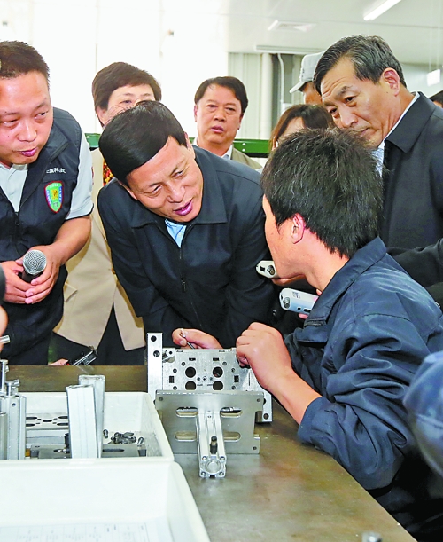 4月24日，省委副書記、省長謝伏瞻在濟源虎嶺產(chǎn)業(yè)集聚區(qū)考察。