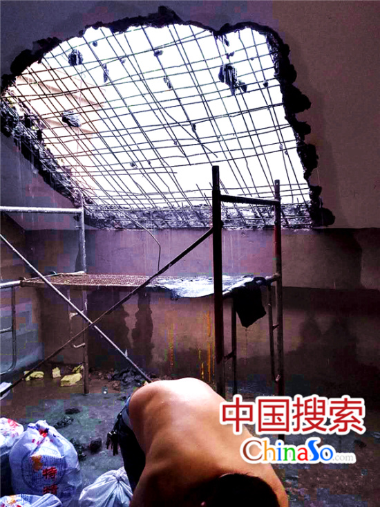 樓頂被鑿開大洞，鋼筋裸露