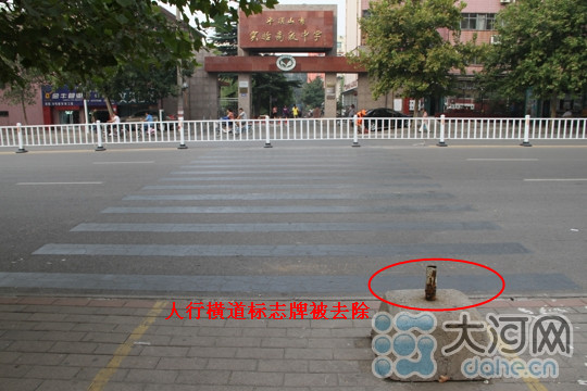 隔離護(hù)欄擺在斑馬線上引熱議 斑馬線已取消 隔離護(hù)欄擺在斑馬線上引熱議 斑馬線已取消