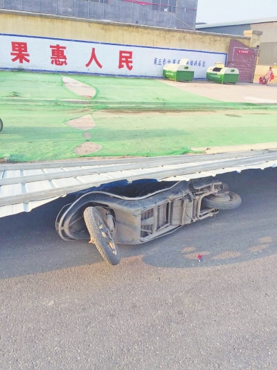 事發(fā)現(xiàn)場(chǎng)，男子的電動(dòng)車(chē)還在鐵皮墻下壓著。