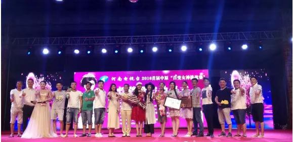 大賽總導(dǎo)演王軍嶺先生親臨現(xiàn)場(chǎng)，為報(bào)名點(diǎn)指導(dǎo)工作
