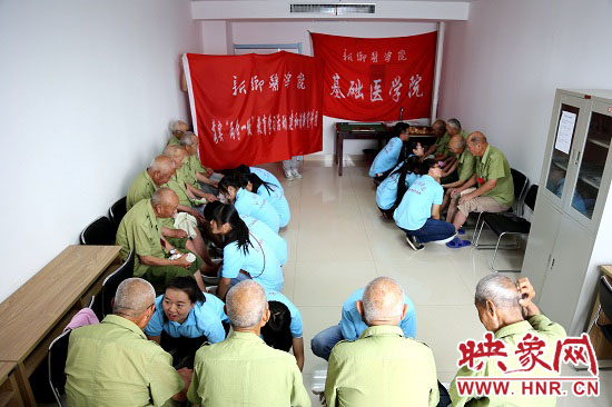 新鄉(xiāng)醫(yī)學(xué)院大學(xué)生暑期社會(huì)實(shí)踐隊(duì)員到新鄉(xiāng)市榮軍醫(yī)院為老紅軍、老戰(zhàn)士洗腳