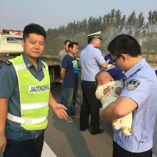 民警把嬰兒帶到隊里，核實孩子身世