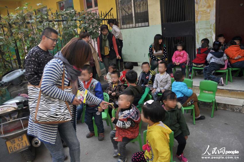 河南駐馬店市高新區(qū)一休幼兒園大門外聚集了數(shù)十位孩子家長,他們是來送孩子上學(xué)的,可是幼兒園大門卻被兩輛面包車里外堵死。周一一大早就遇到這事,不少家長特意給單位請假替孩子討要說法。