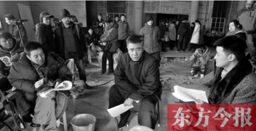導(dǎo)演安建（左）、主演陳寶國等坐在一起說戲