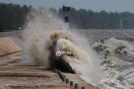 浙江海寧錢塘因超級(jí)月亮現(xiàn)壯觀交叉潮