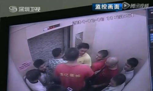 深圳11人被困電梯 眾人砸墻挖洞自救 深圳11人被困電梯 眾人砸墻挖洞自救
