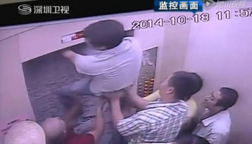 深圳11人被困電梯 眾人砸墻挖洞自救 深圳11人被困電梯 眾人砸墻挖洞自救
