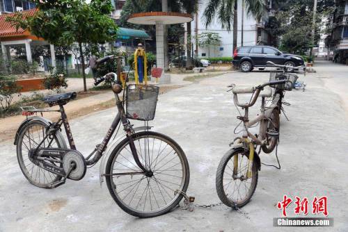 廣西一小區(qū)停車(chē)出奇招 業(yè)主私建泊車(chē)位