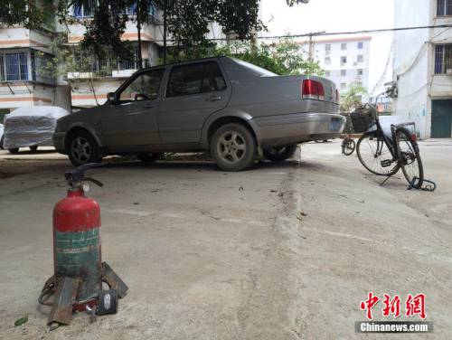 廣西一小區(qū)停車(chē)出奇招 業(yè)主私建泊車(chē)位