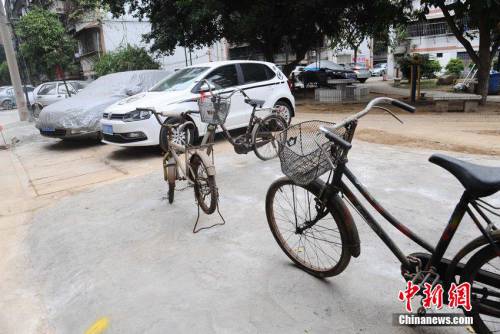 廣西一小區(qū)停車(chē)出奇招 業(yè)主私建泊車(chē)位