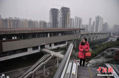 重慶土坡上建自動(dòng)扶梯 便于市民出行