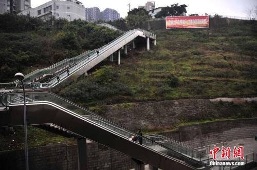 重慶土坡上建自動(dòng)扶梯 便于市民出行